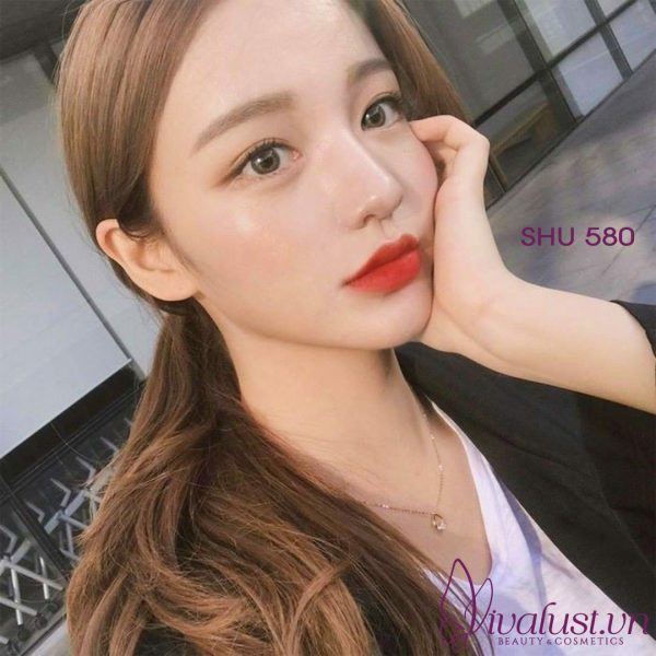 Thỏi Shu Kinu 580 lên tone chuẩn xác và mịn đẹp bất chấp môi khô, môi thâm, hay môi hằn rãnh