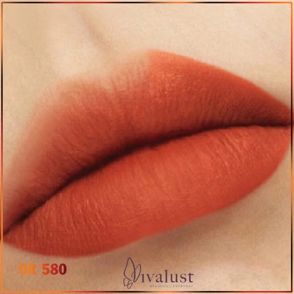 Sắc màu Đỏ Cam Cháy nóng bỏng và cuốn hút của thỏi son Shu Kinu 580